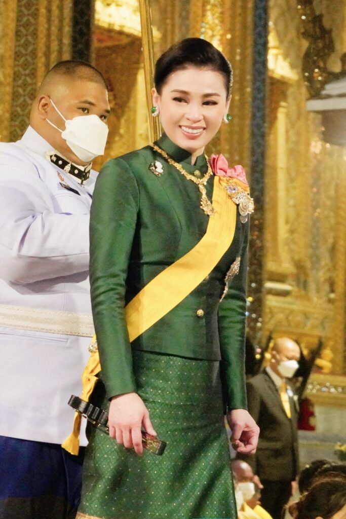 ทรงเปลี่ยนเครื่องทรงฤดูร้อนเป็นเครื่องทรงฤดูฝน ถวายพระพุทธมหามณีรัตนปฏิมากร
