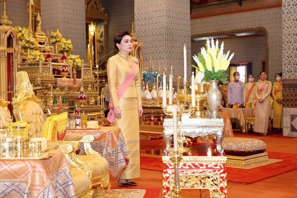 พระบาทสมเด็จพระเจ้าอยู่หัว และสมเด็จพระนางเจ้า ฯ พระบรมราชินี เสด็จพระราชดำเนินไปในการพระราชพิธีมหามงคลเฉลิมพระชนมพรรษา 6 รอบ 28 กรกฎาคม 2567 ณ พระที่นั่งอมรินทรวินิจฉัย พระบรมมหาราชวัง