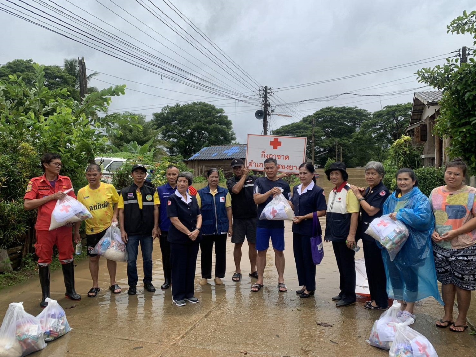 ศูนย์อำนวยการจิตอาสาพระราชทานภาค 3 มอบสิ่งของช่วยเหลือผู้ประสบอุทกภัยน้ำเอ่อล้นตลิ่ง ณ ตำบลแม่ต้าน อำเภอท่าสองยาง จังหวัดตาก