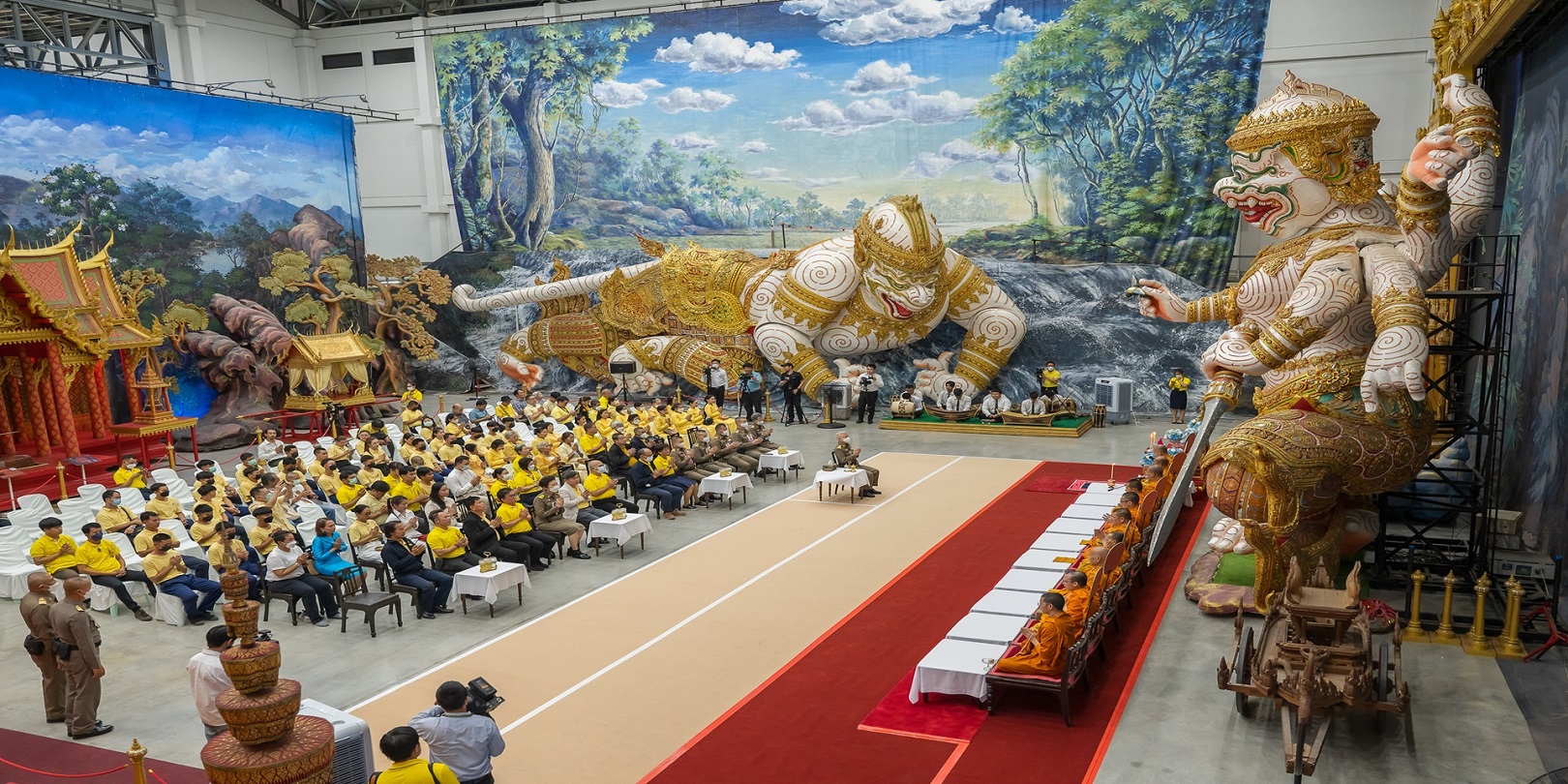 มูลนิธิส่งเสริมศิลปาชีพฯ จัดพิธีบวงสรวงเทพยดาครูอาจารย์และพิธีเจริญพระพุทธมนต์ถวายภัตตาหารเพลแด่พระสงฆ์ ณ อาคารเรียน-รู้-เรื่องโขน ตำบลเกาะเกิด อำเภอบางปะอิน จังหวัดพระนครศรีอยุธยา