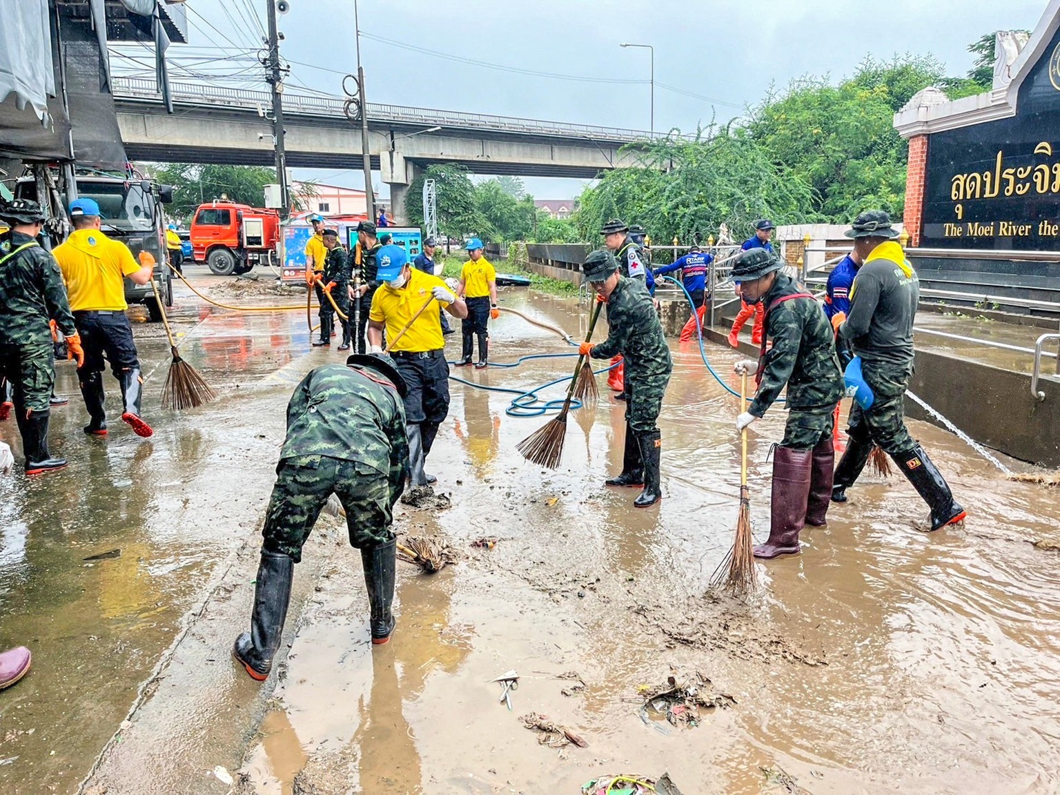 ศูนย์อำนวยการจิตอาสาพระราชทานภาค 3 จัดกิจกรรม ” Big Cleaning Day ” ฟื้นฟูพื้นที่ประสบอุทกภัยตลาดริมเมย แหล่งท่องเที่ยวสำคัญ ณ บริเวณตลาดริมเมย ตำบลท่าสายลวด อำเภอแม่สอด จังหวัดตาก
