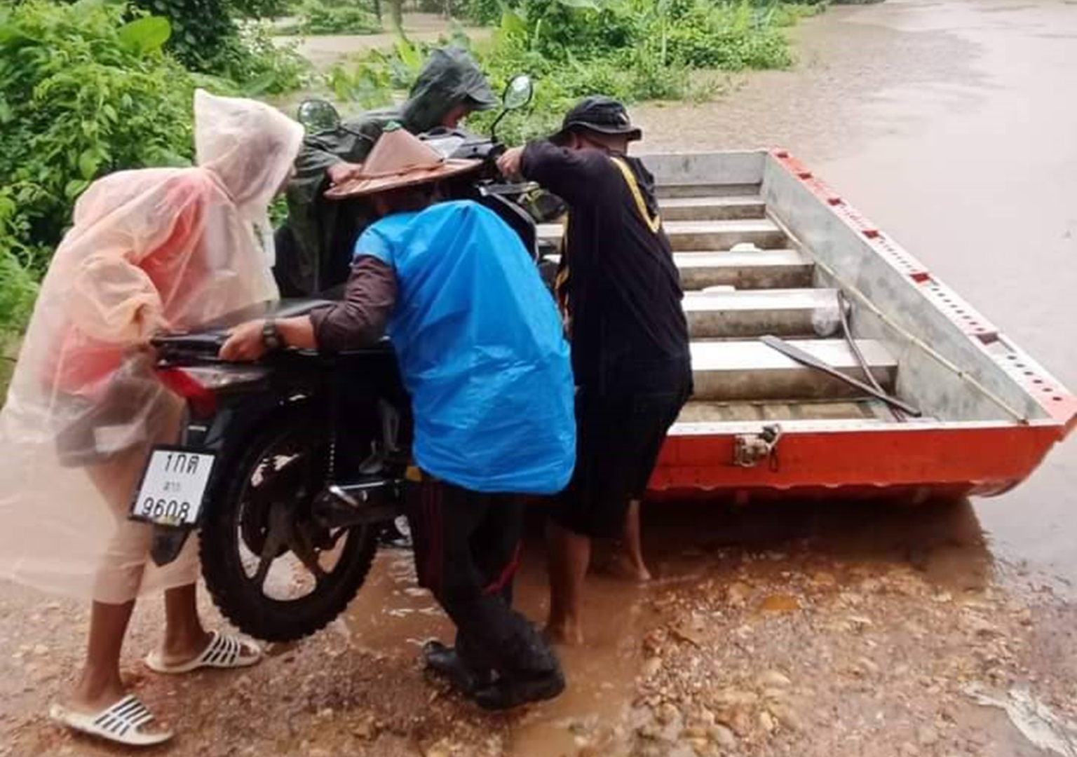 ศูนย์อำนวยการจิตอาสาพระราชทานภาค 3 ช่วยผู้ประสบน้ำท่วมฉับพลัน น้ำเอ่อล้นตลิ่ง อุทกภัย จังหวัดตาก