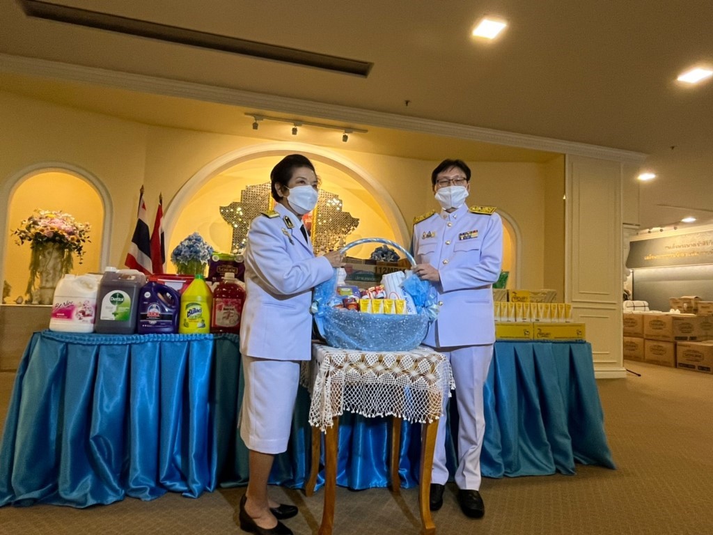 พระบาทสมเด็จพระเจ้าอยู่หัว ทรงพระกรุณาโปรดเกล้าโปรดกระหม่อมให้ หน่วยราชการในพระองค์ เชิญสิ่งของพระราชทาน เครื่องอุปโภคบริโภค และเวชภัณฑ์ทางการแพทย์พระราชทาน ไปมอบแก่สถาบันสุขภาพเด็กแห่งชาติมหาราชินี กรมการแพทย์ กระทรวงสาธารณสุข เขตราชเทวี กรุงเทพมหานคร ในโอกาสวันเฉลิมพระชนมพรรษาสมเด็จพระนางเจ้าสิริกิติ์ พระบรมราชินีนาถ พระบรมราชชนนีพันปีหลวง วันที่ 12 สิงหาคม 2565