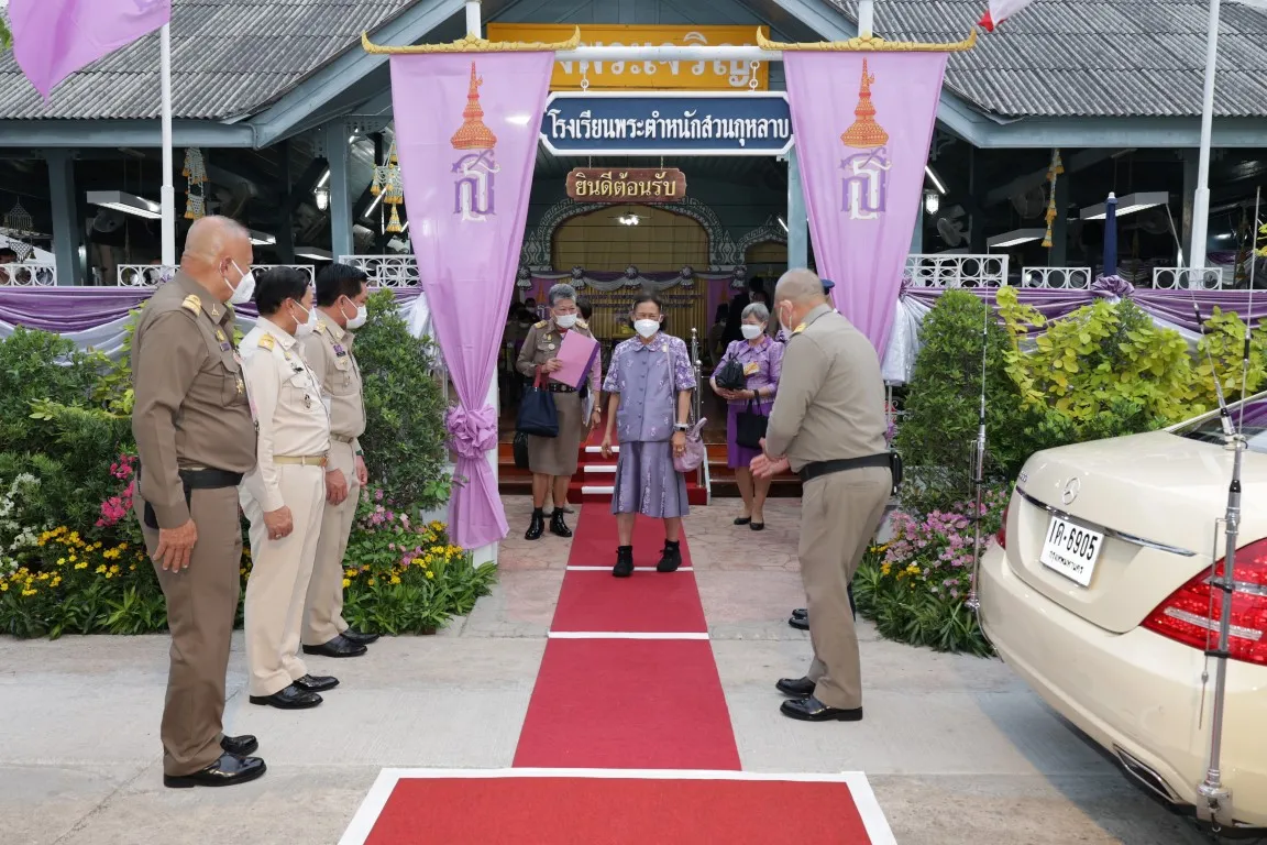 สมเด็จพระกนิษฐาธิราชเจ้า กรมสมเด็จพระเทพรัตนราชสุดา เจ้าฟ้ามหาจักรีสิรินธร มหาวชิราลงกรณวรราชภักดี สิริกิจการิณีพีรยพัฒน รัฐสีมาคุณากรปิยชาติ สยามบรมราชกุมารี เสด็จพระราชดำเนิน โดยรถยนต์พระที่นั่ง จากวังสระปทุม ไปในงานปิดภาคเรียน ประจำปีการศึกษา ๒๕๖๕ ณ โรงเรียนพระตำหนักสวนกุหลาบ พระบรมมหาราชวัง