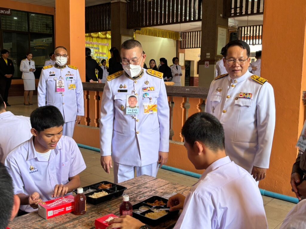 พระบาทสมเด็จพระเจ้าอยู่หัว ทรงพระกรุณาโปรดเกล้าโปรดกระหม่อมพระราชทานเลี้ยงอาหารกลางวัน แก่นักเรียน คณะครู บุคลากร และเจ้าหน้าที่ โรงเรียนวัดบวรนิเวศ เนื่องในโอกาสพระราชพิธีมหามงคลเฉลิมพระชนมพรรษา 6 รอบ 28 กรกฎาคม 2567