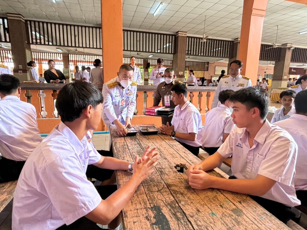 พระบาทสมเด็จพระเจ้าอยู่หัว ทรงพระกรุณาโปรดเกล้าโปรดกระหม่อมพระราชทานเลี้ยงอาหารกลางวัน แก่นักเรียน คณะครู บุคลากร และเจ้าหน้าที่ โรงเรียนวัดบวรนิเวศ เนื่องในโอกาสพระราชพิธีมหามงคลเฉลิมพระชนมพรรษา 6 รอบ 28 กรกฎาคม 2567