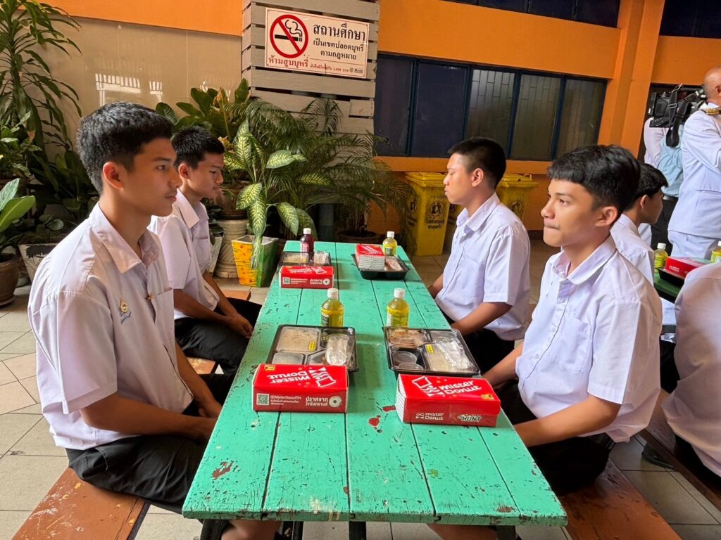 พระบาทสมเด็จพระเจ้าอยู่หัว ทรงพระกรุณาโปรดเกล้าโปรดกระหม่อมพระราชทานเลี้ยงอาหารกลางวัน แก่นักเรียน คณะครู บุคลากร และเจ้าหน้าที่ โรงเรียนวัดบวรนิเวศ เนื่องในโอกาสพระราชพิธีมหามงคลเฉลิมพระชนมพรรษา 6 รอบ 28 กรกฎาคม 2567