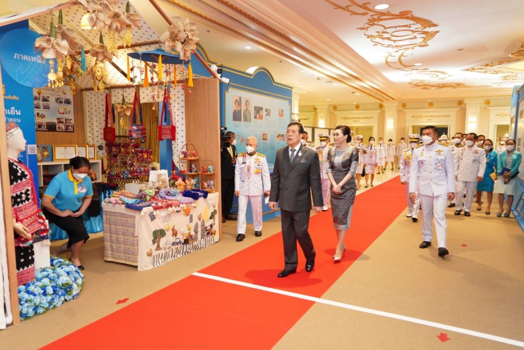 พระบาทสมเด็จพระเจ้าอยู่หัว และสมเด็จพระนางเจ้า ฯ พระบรมราชินี เสด็จพระราชดำเนินไปทรงเป็นองค์ประธานในงานมหกรรมกองทุนแม่ของแผ่นดิน ประจำปี 2567 ณ ศูนย์แสดงสินค้าและการประชุม อิมแพ็ค เมืองทองธานี อำเภอปากเกร็ด จังหวัดนนทบุรี