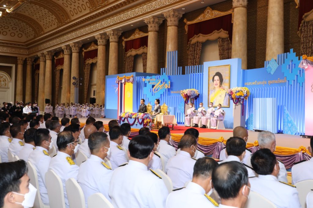 พระบาทสมเด็จพระเจ้าอยู่หัว และสมเด็จพระนางเจ้า ฯ พระบรมราชินี เสด็จพระราชดำเนินไปทรงเป็นองค์ประธานในงานมหกรรมกองทุนแม่ของแผ่นดิน ประจำปี 2567 ณ ศูนย์แสดงสินค้าและการประชุม อิมแพ็ค เมืองทองธานี อำเภอปากเกร็ด จังหวัดนนทบุรี