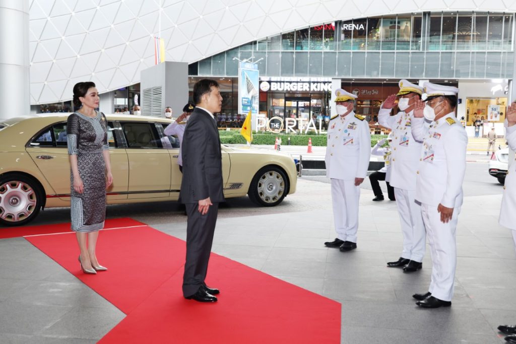 พระบาทสมเด็จพระเจ้าอยู่หัว และสมเด็จพระนางเจ้า ฯ พระบรมราชินี เสด็จพระราชดำเนินไปทรงเป็นองค์ประธานในงานมหกรรมกองทุนแม่ของแผ่นดิน ประจำปี 2567 ณ ศูนย์แสดงสินค้าและการประชุม อิมแพ็ค เมืองทองธานี อำเภอปากเกร็ด จังหวัดนนทบุรี