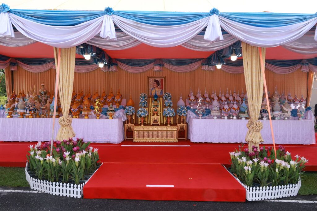 วันที่ 13 สิงหาคม 2567 เวลา 08.04 น. พระบาทสมเด็จพระเจ้าอยู่หัว ทรงพระกรุณาโปรดเกล้าโปรดกระหม่อมให้ พลอากาศเอก สถิตย์พงษ์ สุขวิมล ราชเลขานุการในพระองค์พระบาทสมเด็จพระเจ้าอยู่หัว ออกรับเครื่องราชสักการะและพานพุ่ม ถวายพระพรชัยมงคล เนื่องในโอกาสวันเฉลิมพระชนมพรรษา สมเด็จพระนางเจ้าสิริกิติ์ พระบรมราชินีนาถ พระบรมราชชนนี พันปีหลวง วันที่ 12 สิงหาคม 2567 ซึ่งรัฐบาล โดยกระทรวงกลาโหม ร่วมกับหน่วยงานภาครัฐ ภาคเอกชน และภาคประชาชน เชิญเครื่องราชสักการะและพานพุ่ม ประกอบด้วย ต้นไม้ทอง ต้นไม้เงิน พานพุ่มทอง พานพุ่มเงิน และพานดอกไม้ธูปเทียนแพ จำนวน 123 คู่ ไปทูลเกล้าทูลกระหม่อมถวาย สมเด็จพระนางเจ้าสิริกิติ์ พระบรมราชินีนาถ พระบรมราชชนนีพันปีหลวง เพื่อแสดงความจงรักภักดี และสำนึกในพระมหากรุณาธิคุณ ณ ประตูพระวรุณอยู่เจน สวนจิตรลดา พระราชวังดุสิต