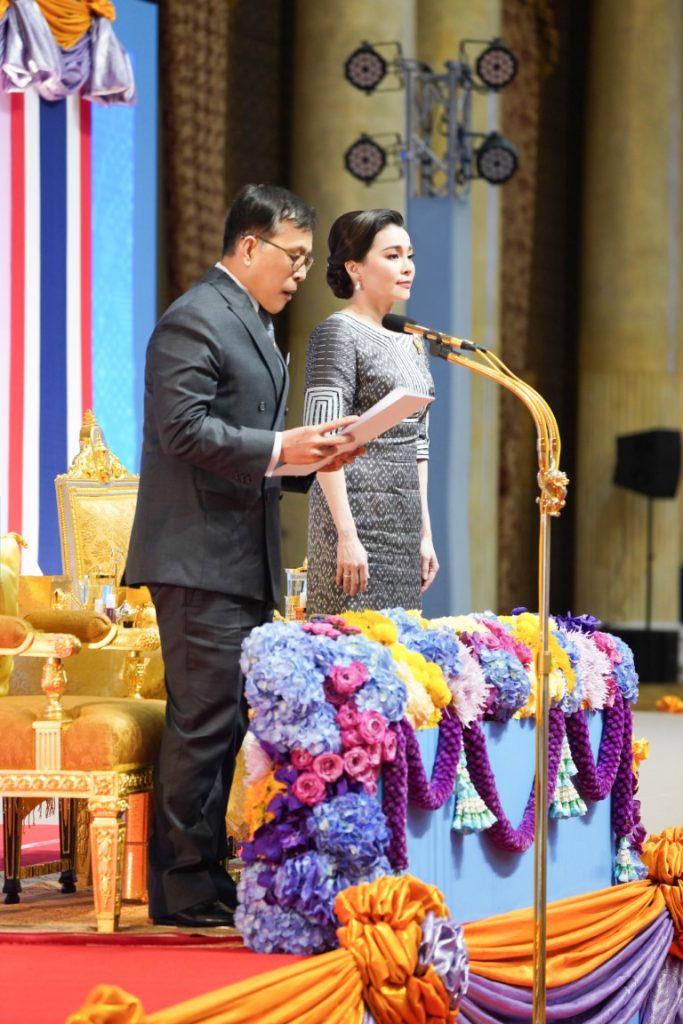 พระบาทสมเด็จพระเจ้าอยู่หัว และสมเด็จพระนางเจ้า ฯ พระบรมราชินี เสด็จพระราชดำเนินไปทรงเป็นองค์ประธานในงานมหกรรมกองทุนแม่ของแผ่นดิน ประจำปี 2567 ณ ศูนย์แสดงสินค้าและการประชุม อิมแพ็ค เมืองทองธานี อำเภอปากเกร็ด จังหวัดนนทบุรี