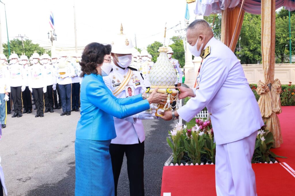 วันที่ 13 สิงหาคม 2567 เวลา 08.04 น. พระบาทสมเด็จพระเจ้าอยู่หัว ทรงพระกรุณาโปรดเกล้าโปรดกระหม่อมให้ พลอากาศเอก สถิตย์พงษ์ สุขวิมล ราชเลขานุการในพระองค์พระบาทสมเด็จพระเจ้าอยู่หัว ออกรับเครื่องราชสักการะและพานพุ่ม ถวายพระพรชัยมงคล เนื่องในโอกาสวันเฉลิมพระชนมพรรษา สมเด็จพระนางเจ้าสิริกิติ์ พระบรมราชินีนาถ พระบรมราชชนนี พันปีหลวง วันที่ 12 สิงหาคม 2567 ซึ่งรัฐบาล โดยกระทรวงกลาโหม ร่วมกับหน่วยงานภาครัฐ ภาคเอกชน และภาคประชาชน เชิญเครื่องราชสักการะและพานพุ่ม ประกอบด้วย ต้นไม้ทอง ต้นไม้เงิน พานพุ่มทอง พานพุ่มเงิน และพานดอกไม้ธูปเทียนแพ จำนวน 123 คู่ ไปทูลเกล้าทูลกระหม่อมถวาย สมเด็จพระนางเจ้าสิริกิติ์ พระบรมราชินีนาถ พระบรมราชชนนีพันปีหลวง เพื่อแสดงความจงรักภักดี และสำนึกในพระมหากรุณาธิคุณ ณ ประตูพระวรุณอยู่เจน สวนจิตรลดา พระราชวังดุสิต