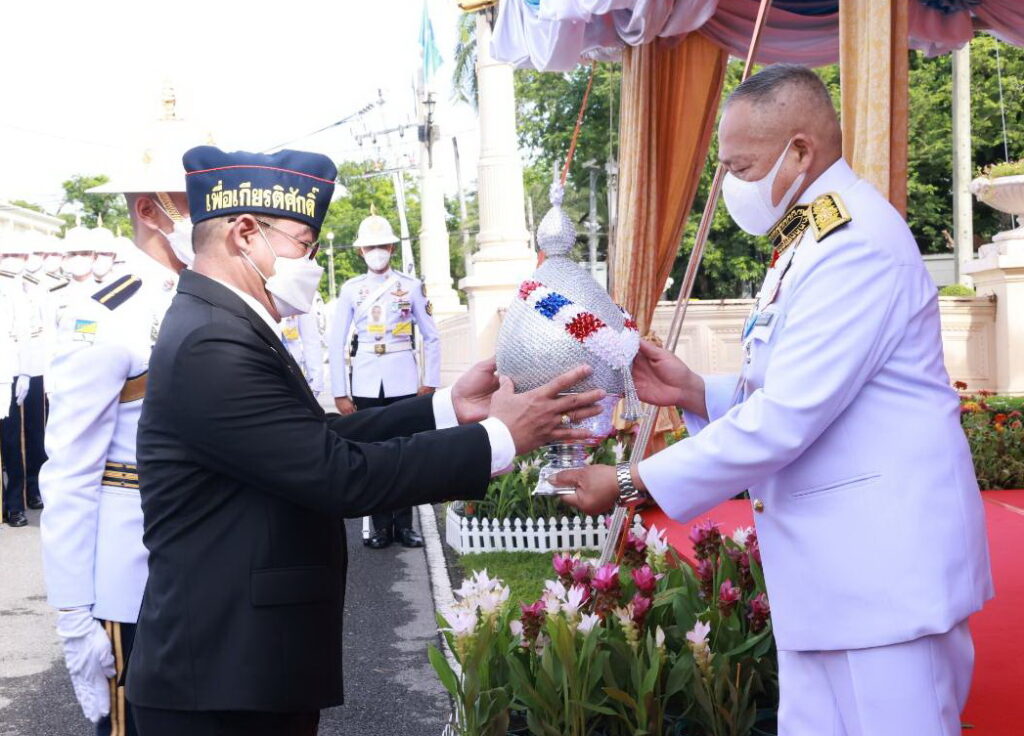 พระบาทสมเด็จพระเจ้าอยู่หัว ทรงพระกรุณาโปรดเกล้าโปรดกระหม่อมให้ พลอากาศเอก สถิตย์พงษ์ สุขวิมล ราชเลขานุการในพระองค์พระบาทสมเด็จพระเจ้าอยู่หัว ออกรับเครื่องราชสักการะและพานพุ่ม ถวายพระพรชัยมงคล เนื่องในโอกาสวันเฉลิมพระชนมพรรษา สมเด็จพระนางเจ้าสิริกิติ์ พระบรมราชินีนาถ พระบรมราชชนนีพันปีหลวง วันที่ 12 สิงหาคม 2567