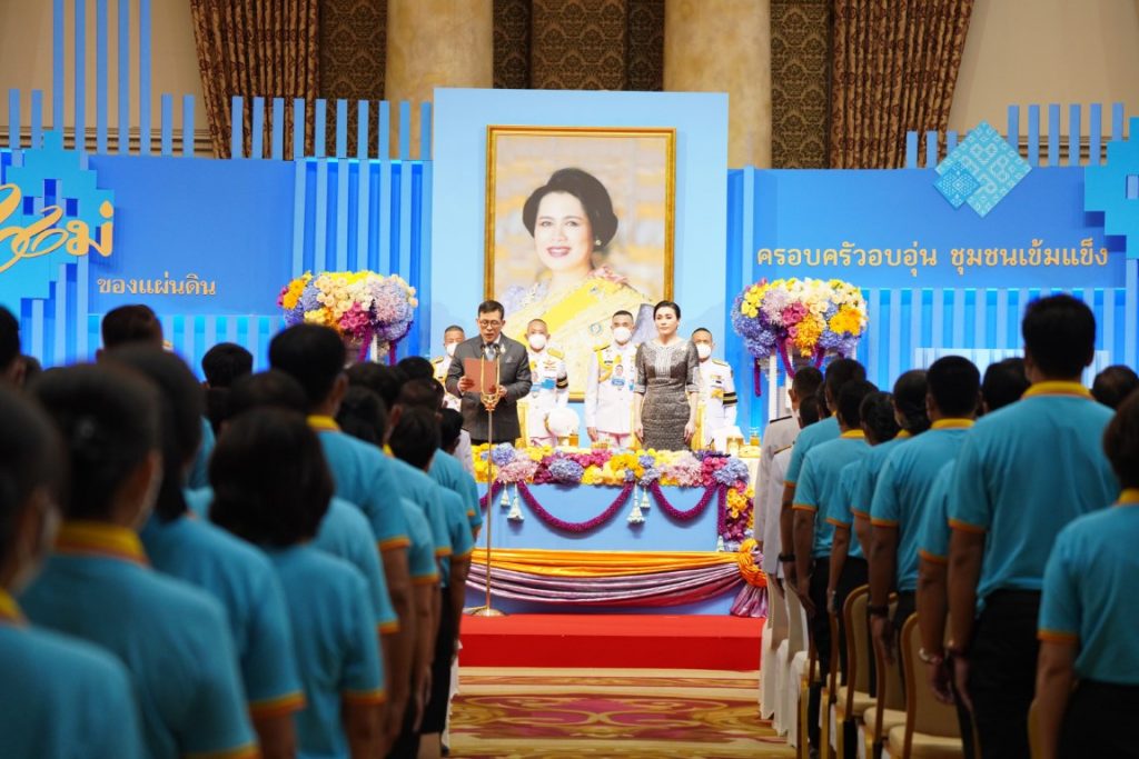 พระบาทสมเด็จพระเจ้าอยู่หัว และสมเด็จพระนางเจ้า ฯ พระบรมราชินี เสด็จพระราชดำเนินไปทรงเป็นองค์ประธานในงานมหกรรมกองทุนแม่ของแผ่นดิน ประจำปี 2567 ณ ศูนย์แสดงสินค้าและการประชุม อิมแพ็ค เมืองทองธานี อำเภอปากเกร็ด จังหวัดนนทบุรี