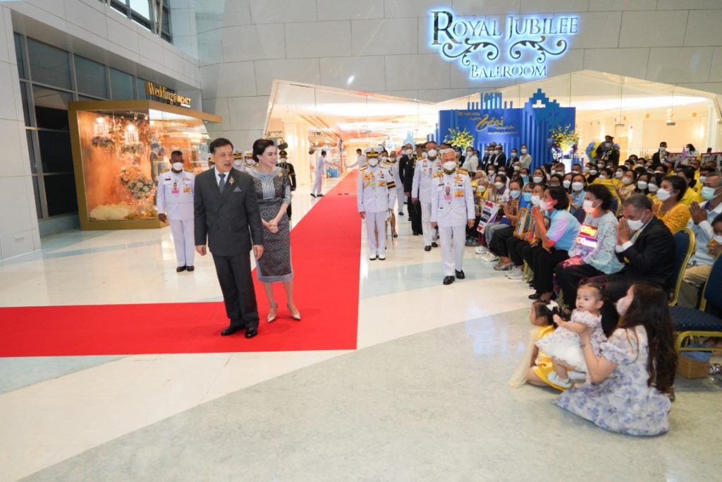 พระบาทสมเด็จพระเจ้าอยู่หัว และสมเด็จพระนางเจ้า ฯ พระบรมราชินี เสด็จพระราชดำเนินไปทรงเป็นองค์ประธานในงานมหกรรมกองทุนแม่ของแผ่นดิน ประจำปี 2567 ณ ศูนย์แสดงสินค้าและการประชุม อิมแพ็ค เมืองทองธานี อำเภอปากเกร็ด จังหวัดนนทบุรี