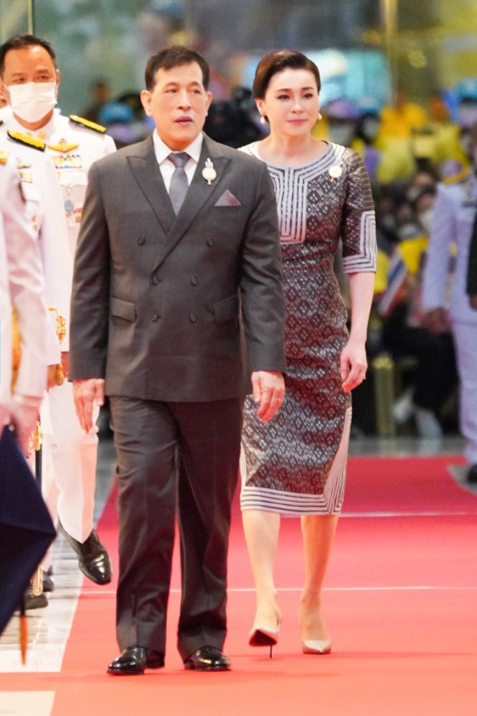พระบาทสมเด็จพระเจ้าอยู่หัว และสมเด็จพระนางเจ้า ฯ พระบรมราชินี เสด็จพระราชดำเนินไปทรงเป็นองค์ประธานในงานมหกรรมกองทุนแม่ของแผ่นดิน ประจำปี 2567 ณ ศูนย์แสดงสินค้าและการประชุม อิมแพ็ค เมืองทองธานี อำเภอปากเกร็ด จังหวัดนนทบุรี