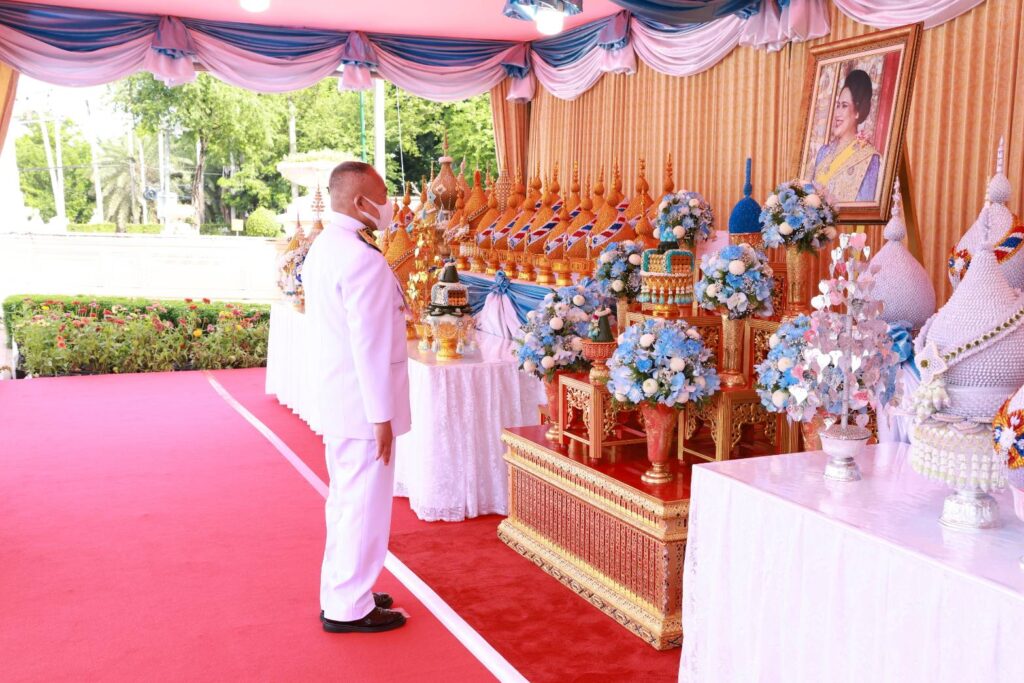 วันที่ 13 สิงหาคม 2567 เวลา 08.04 น. พระบาทสมเด็จพระเจ้าอยู่หัว ทรงพระกรุณาโปรดเกล้าโปรดกระหม่อมให้ พลอากาศเอก สถิตย์พงษ์ สุขวิมล ราชเลขานุการในพระองค์พระบาทสมเด็จพระเจ้าอยู่หัว ออกรับเครื่องราชสักการะและพานพุ่ม ถวายพระพรชัยมงคล เนื่องในโอกาสวันเฉลิมพระชนมพรรษา สมเด็จพระนางเจ้าสิริกิติ์ พระบรมราชินีนาถ พระบรมราชชนนี พันปีหลวง วันที่ 12 สิงหาคม 2567 ซึ่งรัฐบาล โดยกระทรวงกลาโหม ร่วมกับหน่วยงานภาครัฐ ภาคเอกชน และภาคประชาชน เชิญเครื่องราชสักการะและพานพุ่ม ประกอบด้วย ต้นไม้ทอง ต้นไม้เงิน พานพุ่มทอง พานพุ่มเงิน และพานดอกไม้ธูปเทียนแพ จำนวน 123 คู่ ไปทูลเกล้าทูลกระหม่อมถวาย สมเด็จพระนางเจ้าสิริกิติ์ พระบรมราชินีนาถ พระบรมราชชนนีพันปีหลวง เพื่อแสดงความจงรักภักดี และสำนึกในพระมหากรุณาธิคุณ ณ ประตูพระวรุณอยู่เจน สวนจิตรลดา พระราชวังดุสิต