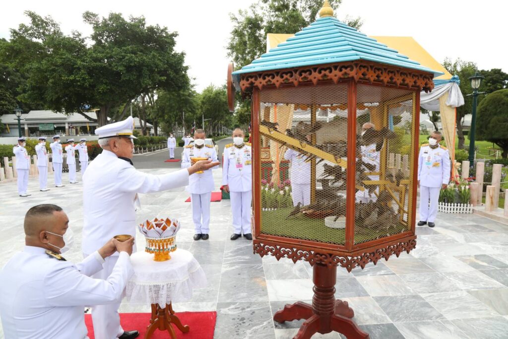 วันนี้ 12 สิงหาคม 2567 เวลา 07.46 น. พระบาทสมเด็จพระเจ้าอยู่หัว ทรงพระกรุณา โปรดเกล้าโปรดกระหม่อมให้ พลเอก สุรยุทธ์ จุลานนท์ ประธานองคมนตรี เป็นผู้แทนพระองค์ ไปในการบำเพ็ญพระราชกุศลปล่อยโค นก และปลา เนื่องในโอกาสวันเฉลิมพระชนมพรรษา สมเด็จ พระนางเจ้าสิริกิติ์ พระบรมราชินีนาถ พระบรมราชชนนีพันปีหลวง 12 สิงหาคม 2567 ณ ท่าวาสุกรี เขตดุสิต กรุงเทพมหานคร ในการนี้ ประธานองคมนตรี ประพรมน้ำพระพุทธมนต์ที่โคและปล่อยโค จำนวน 1 คู่ ทรงพระกรุณาโปรดเกล้าโปรดกระหม่อมพระราชทานแก่ครอบครัวเกษตรกร นายบุญสม ปู่เมือง บ้านเลขที่ 103 หมู่ที่ 2 ตำบลหนองมะค่าโมง อำเภอด่านช้าง จังหวัดสุพรรณบุรี เพื่อนำไปเลี้ยงขยายพันธุ์เพิ่มผลผลิต ประพรมน้ำพระพุทธมนต์ที่กรงนกเขาชวา และปล่อยนกเขาชวา จำนวน 93 ตัว กลับคืนสู่ธรรมชาติ และประพรมน้ำพระพุทธมนต์ตู้ปลา ปล่อยพันธุ์ปลาน้ำจืด จำนวน 1,000,000 ตัว ซึ่งกรมประมงน้อมเกล้าน้อมกระหม่อมถวาย ประกอบด้วย ปลาตะเพียนขาว ปลาตะเพียนทอง ปลายี่สกไทย ปลาแก้มช้ำ ปลาสร้อยขาว ปลากระแห ปลาโพง และปลาสวาย ลงแม่น้ำเจ้าพระยา เพื่อให้เจริญเติบโตและเพาะขยายพันธุ์ตามธรรมชาติรักษาความสมดุลตามระบบนิเวศน์ต่อไป