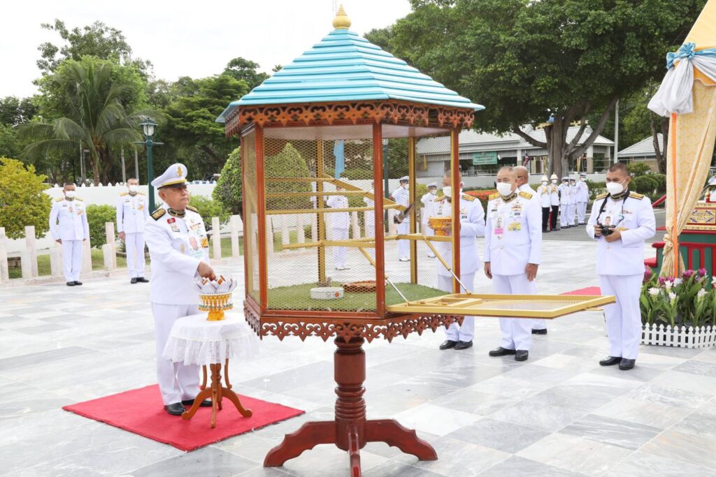 วันนี้ 12 สิงหาคม 2567 เวลา 07.46 น. พระบาทสมเด็จพระเจ้าอยู่หัว ทรงพระกรุณา โปรดเกล้าโปรดกระหม่อมให้ พลเอก สุรยุทธ์ จุลานนท์ ประธานองคมนตรี เป็นผู้แทนพระองค์ ไปในการบำเพ็ญพระราชกุศลปล่อยโค นก และปลา เนื่องในโอกาสวันเฉลิมพระชนมพรรษา สมเด็จ พระนางเจ้าสิริกิติ์ พระบรมราชินีนาถ พระบรมราชชนนีพันปีหลวง 12 สิงหาคม 2567 ณ ท่าวาสุกรี เขตดุสิต กรุงเทพมหานคร ในการนี้ ประธานองคมนตรี ประพรมน้ำพระพุทธมนต์ที่โคและปล่อยโค จำนวน 1 คู่ ทรงพระกรุณาโปรดเกล้าโปรดกระหม่อมพระราชทานแก่ครอบครัวเกษตรกร นายบุญสม ปู่เมือง บ้านเลขที่ 103 หมู่ที่ 2 ตำบลหนองมะค่าโมง อำเภอด่านช้าง จังหวัดสุพรรณบุรี เพื่อนำไปเลี้ยงขยายพันธุ์เพิ่มผลผลิต ประพรมน้ำพระพุทธมนต์ที่กรงนกเขาชวา และปล่อยนกเขาชวา จำนวน 93 ตัว กลับคืนสู่ธรรมชาติ และประพรมน้ำพระพุทธมนต์ตู้ปลา ปล่อยพันธุ์ปลาน้ำจืด จำนวน 1,000,000 ตัว ซึ่งกรมประมงน้อมเกล้าน้อมกระหม่อมถวาย ประกอบด้วย ปลาตะเพียนขาว ปลาตะเพียนทอง ปลายี่สกไทย ปลาแก้มช้ำ ปลาสร้อยขาว ปลากระแห ปลาโพง และปลาสวาย ลงแม่น้ำเจ้าพระยา เพื่อให้เจริญเติบโตและเพาะขยายพันธุ์ตามธรรมชาติรักษาความสมดุลตามระบบนิเวศน์ต่อไป