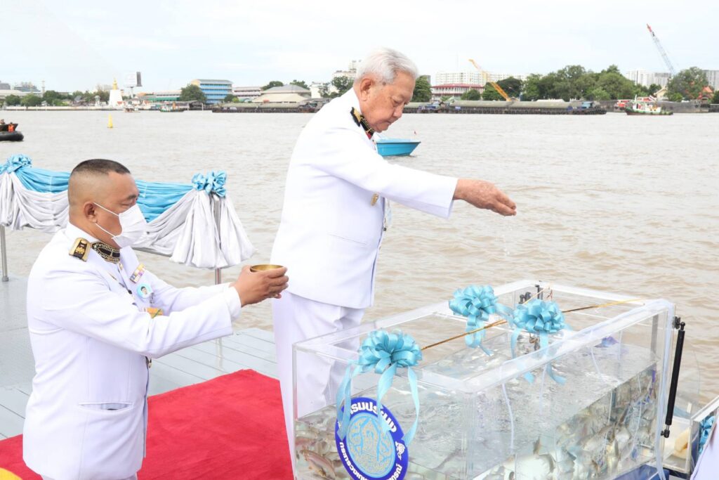 วันนี้ 12 สิงหาคม 2567 เวลา 07.46 น. พระบาทสมเด็จพระเจ้าอยู่หัว ทรงพระกรุณา โปรดเกล้าโปรดกระหม่อมให้ พลเอก สุรยุทธ์ จุลานนท์ ประธานองคมนตรี เป็นผู้แทนพระองค์ ไปในการบำเพ็ญพระราชกุศลปล่อยโค นก และปลา เนื่องในโอกาสวันเฉลิมพระชนมพรรษา สมเด็จ พระนางเจ้าสิริกิติ์ พระบรมราชินีนาถ พระบรมราชชนนีพันปีหลวง 12 สิงหาคม 2567 ณ ท่าวาสุกรี เขตดุสิต กรุงเทพมหานคร ในการนี้ ประธานองคมนตรี ประพรมน้ำพระพุทธมนต์ที่โคและปล่อยโค จำนวน 1 คู่ ทรงพระกรุณาโปรดเกล้าโปรดกระหม่อมพระราชทานแก่ครอบครัวเกษตรกร นายบุญสม ปู่เมือง บ้านเลขที่ 103 หมู่ที่ 2 ตำบลหนองมะค่าโมง อำเภอด่านช้าง จังหวัดสุพรรณบุรี เพื่อนำไปเลี้ยงขยายพันธุ์เพิ่มผลผลิต ประพรมน้ำพระพุทธมนต์ที่กรงนกเขาชวา และปล่อยนกเขาชวา จำนวน 93 ตัว กลับคืนสู่ธรรมชาติ และประพรมน้ำพระพุทธมนต์ตู้ปลา ปล่อยพันธุ์ปลาน้ำจืด จำนวน 1,000,000 ตัว ซึ่งกรมประมงน้อมเกล้าน้อมกระหม่อมถวาย ประกอบด้วย ปลาตะเพียนขาว ปลาตะเพียนทอง ปลายี่สกไทย ปลาแก้มช้ำ ปลาสร้อยขาว ปลากระแห ปลาโพง และปลาสวาย ลงแม่น้ำเจ้าพระยา เพื่อให้เจริญเติบโตและเพาะขยายพันธุ์ตามธรรมชาติรักษาความสมดุลตามระบบนิเวศน์ต่อไป