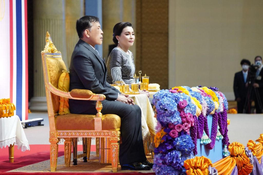 พระบาทสมเด็จพระเจ้าอยู่หัว และสมเด็จพระนางเจ้า ฯ พระบรมราชินี เสด็จพระราชดำเนินไปทรงเป็นองค์ประธานในงานมหกรรมกองทุนแม่ของแผ่นดิน ประจำปี 2567 ณ ศูนย์แสดงสินค้าและการประชุม อิมแพ็ค เมืองทองธานี อำเภอปากเกร็ด จังหวัดนนทบุรี