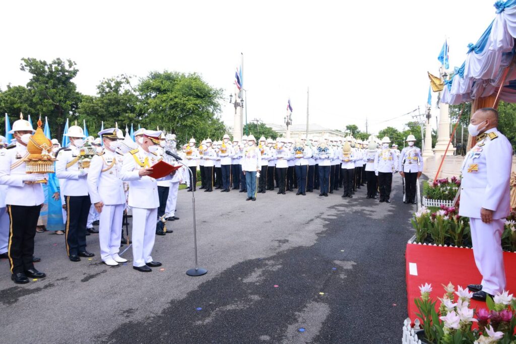 วันที่ 13 สิงหาคม 2567 เวลา 08.04 น. พระบาทสมเด็จพระเจ้าอยู่หัว ทรงพระกรุณาโปรดเกล้าโปรดกระหม่อมให้ พลอากาศเอก สถิตย์พงษ์ สุขวิมล ราชเลขานุการในพระองค์พระบาทสมเด็จพระเจ้าอยู่หัว ออกรับเครื่องราชสักการะและพานพุ่ม ถวายพระพรชัยมงคล เนื่องในโอกาสวันเฉลิมพระชนมพรรษา สมเด็จพระนางเจ้าสิริกิติ์ พระบรมราชินีนาถ พระบรมราชชนนี พันปีหลวง วันที่ 12 สิงหาคม 2567 ซึ่งรัฐบาล โดยกระทรวงกลาโหม ร่วมกับหน่วยงานภาครัฐ ภาคเอกชน และภาคประชาชน เชิญเครื่องราชสักการะและพานพุ่ม ประกอบด้วย ต้นไม้ทอง ต้นไม้เงิน พานพุ่มทอง พานพุ่มเงิน และพานดอกไม้ธูปเทียนแพ จำนวน 123 คู่ ไปทูลเกล้าทูลกระหม่อมถวาย สมเด็จพระนางเจ้าสิริกิติ์ พระบรมราชินีนาถ พระบรมราชชนนีพันปีหลวง เพื่อแสดงความจงรักภักดี และสำนึกในพระมหากรุณาธิคุณ ณ ประตูพระวรุณอยู่เจน สวนจิตรลดา พระราชวังดุสิต