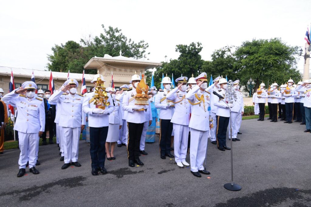 วันที่ 13 สิงหาคม 2567 เวลา 08.04 น. พระบาทสมเด็จพระเจ้าอยู่หัว ทรงพระกรุณาโปรดเกล้าโปรดกระหม่อมให้ พลอากาศเอก สถิตย์พงษ์ สุขวิมล ราชเลขานุการในพระองค์พระบาทสมเด็จพระเจ้าอยู่หัว ออกรับเครื่องราชสักการะและพานพุ่ม ถวายพระพรชัยมงคล เนื่องในโอกาสวันเฉลิมพระชนมพรรษา สมเด็จพระนางเจ้าสิริกิติ์ พระบรมราชินีนาถ พระบรมราชชนนี พันปีหลวง วันที่ 12 สิงหาคม 2567 ซึ่งรัฐบาล โดยกระทรวงกลาโหม ร่วมกับหน่วยงานภาครัฐ ภาคเอกชน และภาคประชาชน เชิญเครื่องราชสักการะและพานพุ่ม ประกอบด้วย ต้นไม้ทอง ต้นไม้เงิน พานพุ่มทอง พานพุ่มเงิน และพานดอกไม้ธูปเทียนแพ จำนวน 123 คู่ ไปทูลเกล้าทูลกระหม่อมถวาย สมเด็จพระนางเจ้าสิริกิติ์ พระบรมราชินีนาถ พระบรมราชชนนีพันปีหลวง เพื่อแสดงความจงรักภักดี และสำนึกในพระมหากรุณาธิคุณ ณ ประตูพระวรุณอยู่เจน สวนจิตรลดา พระราชวังดุสิต