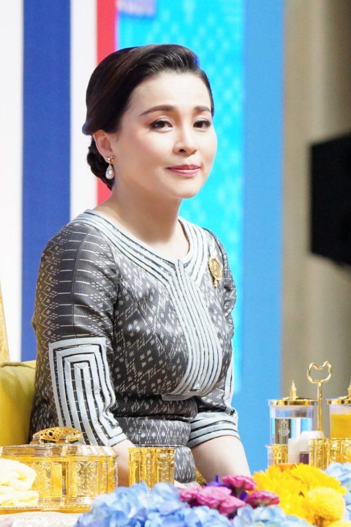 พระบาทสมเด็จพระเจ้าอยู่หัว และสมเด็จพระนางเจ้า ฯ พระบรมราชินี เสด็จพระราชดำเนินไปทรงเป็นองค์ประธานในงานมหกรรมกองทุนแม่ของแผ่นดิน ประจำปี 2567 ณ ศูนย์แสดงสินค้าและการประชุม อิมแพ็ค เมืองทองธานี อำเภอปากเกร็ด จังหวัดนนทบุรี