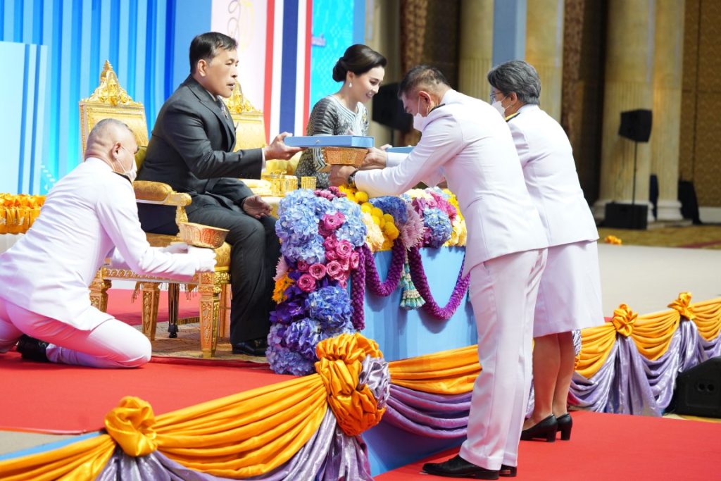 พระบาทสมเด็จพระเจ้าอยู่หัว และสมเด็จพระนางเจ้า ฯ พระบรมราชินี เสด็จพระราชดำเนินไปทรงเป็นองค์ประธานในงานมหกรรมกองทุนแม่ของแผ่นดิน ประจำปี 2567 ณ ศูนย์แสดงสินค้าและการประชุม อิมแพ็ค เมืองทองธานี อำเภอปากเกร็ด จังหวัดนนทบุรี