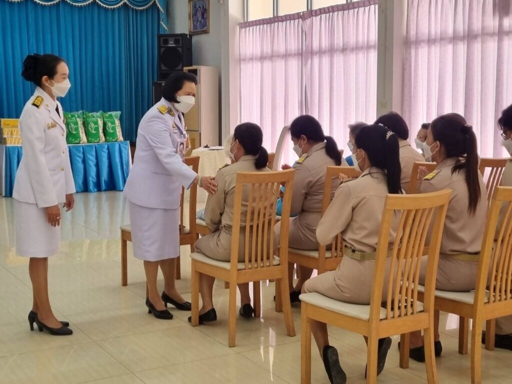 พระบาทสมเด็จพระเจ้าอยู่หัว และสมเด็จพระนางเจ้า ฯ พระบรมราชินี ทรงพระกรุณาโปรดเกล้าโปรดกระหม่อมพระราชทานสิ่งของและเครื่องอุปโภคบริโภค แก่ผู้สูงอายุ ข้าราชการ และเจ้าหน้าที่ ณ ศูนย์พัฒนาการจัดสวัสดิการสังคมผู้สูงอายุบ้านบางแค เขตภาษีเจริญ กรุงเทพมหานคร เนื่องในโอกาสวันเฉลิมพระชนมพรรษา สมเด็จพระนางเจ้าสิริกิติ์ พระบรมราชินีนาถ พระบรมราชชนนีพันปีหลวง วันที่ ๑๒ สิงหาคม ๒๕๖๗
