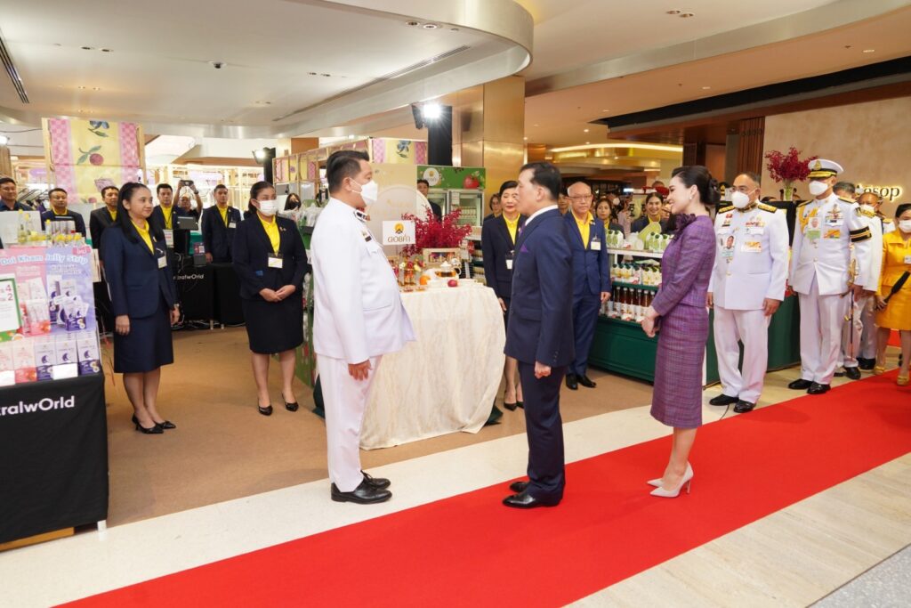 ไปทรงเปิดงาน “โครงการหลวง 55” ณ ศูนย์การค้าเซ็นทรัลเวิลด์