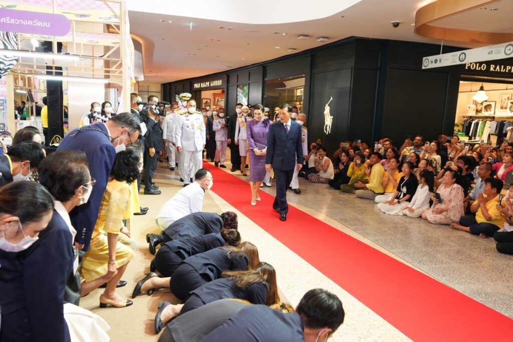 ไปทรงเปิดงาน “โครงการหลวง 55” ณ ศูนย์การค้าเซ็นทรัลเวิลด์
