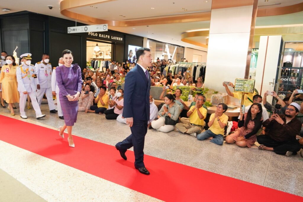 ไปทรงเปิดงาน “โครงการหลวง 55” ณ ศูนย์การค้าเซ็นทรัลเวิลด์