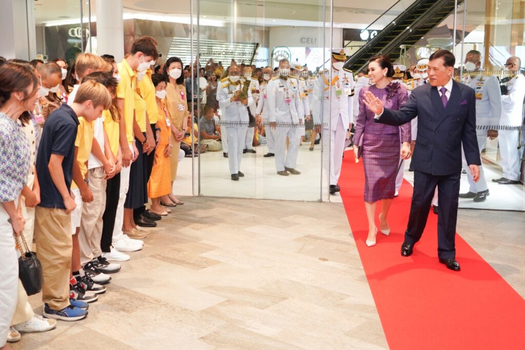 ไปทรงเปิดงาน “โครงการหลวง 55” ณ ศูนย์การค้าเซ็นทรัลเวิลด์
