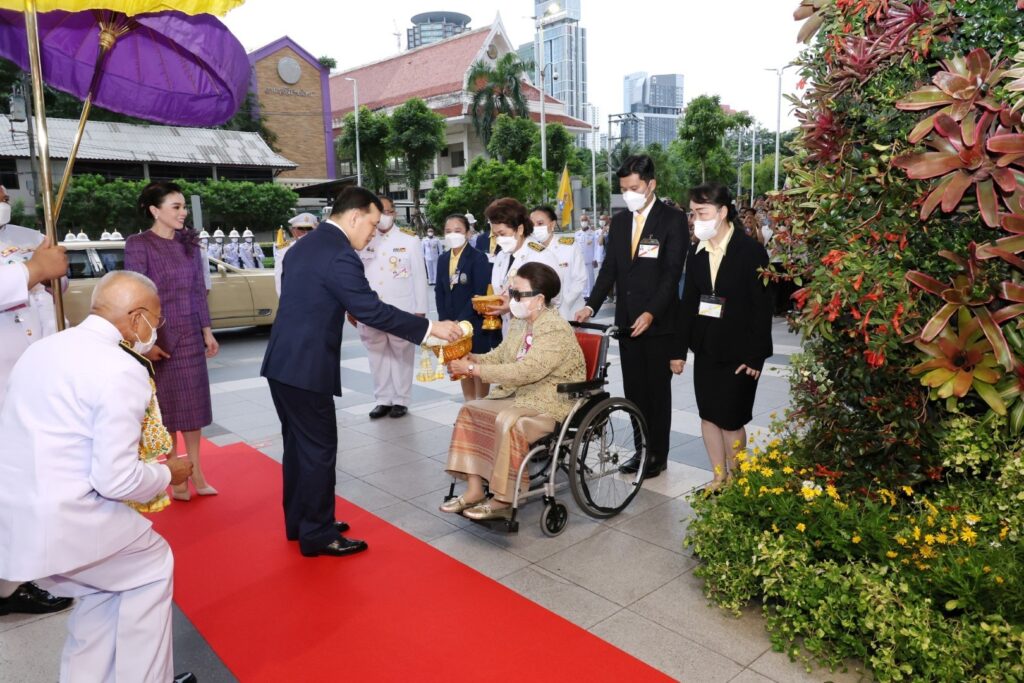 ไปทรงเปิดงาน “โครงการหลวง 55” ณ ศูนย์การค้าเซ็นทรัลเวิลด์