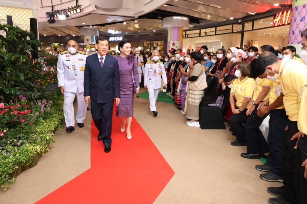 ไปทรงเปิดงาน “โครงการหลวง 55” ณ ศูนย์การค้าเซ็นทรัลเวิลด์