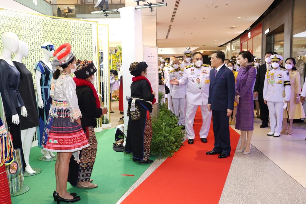 ไปทรงเปิดงาน “โครงการหลวง 55” ณ ศูนย์การค้าเซ็นทรัลเวิลด์