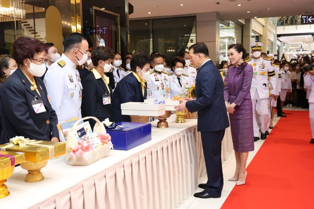 ไปทรงเปิดงาน “โครงการหลวง 55” ณ ศูนย์การค้าเซ็นทรัลเวิลด์