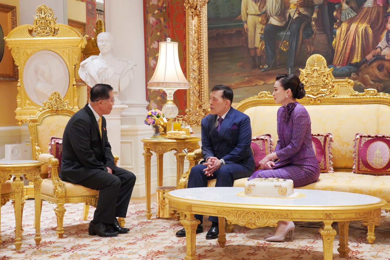 พระบาทสมเด็จพระเจ้าอยู่หัว และสมเด็จพระนางเจ้า ฯ พระบรมราชินี เสด็จออก  ณ พระที่นั่งอัมพรสถาน พระราชวังดุสิต พระราชทานพระบรมราชวโรกาสให้ เอกอัครราชทูตต่างประเทศประจำประเทศไทย และนายกรัฐมนตรี เฝ้าทูลละอองธุลีพระบาท