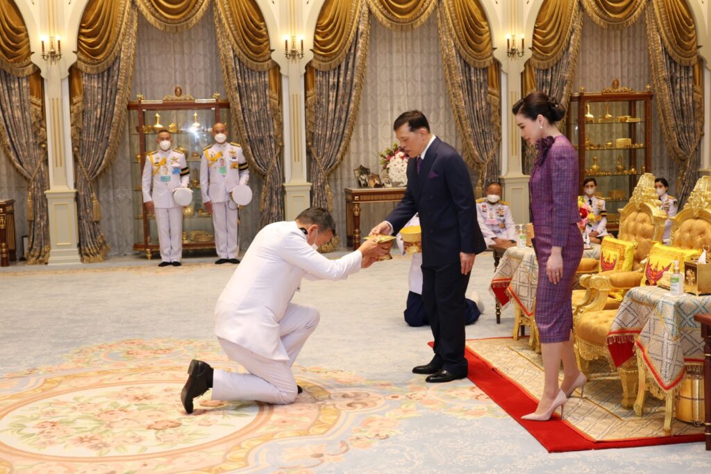 นายกรัฐมนตรี พร้อมคณะ เฝ้าทูลละอองธุลีพระบาท