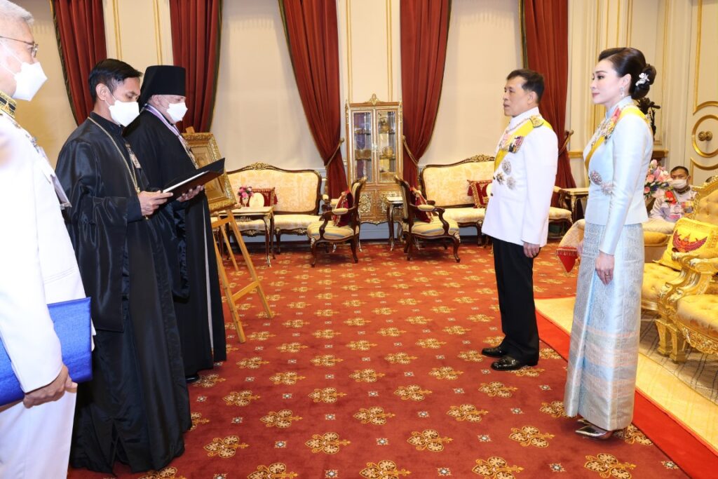 วันนี้ 12 สิงหาคม 2567 เวลา 20.24 น. พระบาทสมเด็จพระเจ้าอยู่หัว และสมเด็จพระนางเจ้า ฯ พระบรมราชินี เสด็จออก ณ พระที่นั่งอัมพรสถาน พระราชวังดุสิต พระราชทานพระบรมราชวโรกาสให้ บาทหลวงรณกรณ์ วรรณะ ประธานกรรมการมูลนิธิชาวคริสต์ศาสนิกชนดั้งเดิมออร์โธด็อกซ์ในประเทศไทย พร้อมด้วยบาทหลวงอาวุโสชั้นสูงโอเล็กซ์ เซราพานิน ผู้แทนบาทหลวงแห่งคริสตจักรนิกายออร์โธด็อกซ์ประจำประเทศไทย (Right Reverend Archimandrite OLEG (Cherepanin) Secretary of the Orthodox Diocese of Thailand) เฝ้า ถวายพระบรมฉายาลักษณ์พระบาทสมเด็จพระเจ้าอยู่หัว เทคนิคทองบรอนซ์ ขนาด ๓๐ x ๒๑ เซนติเมตร ผลงานของนายอเล็กซานเดอร์ โอชิโปว (Osipov Alexander) จิตรกรผู้มีชื่อเสียงชาวรัสเซีย พร้อมกรอบ แด่พระบาทสมเด็จพระเจ้าอยู่หัว เนื่องในโอกาสพระราชพิธีมหามงคลเฉลิมพระชนมพรรษา ๖ รอบ ๒๘ กรกฎาคม ๒๕๖๗