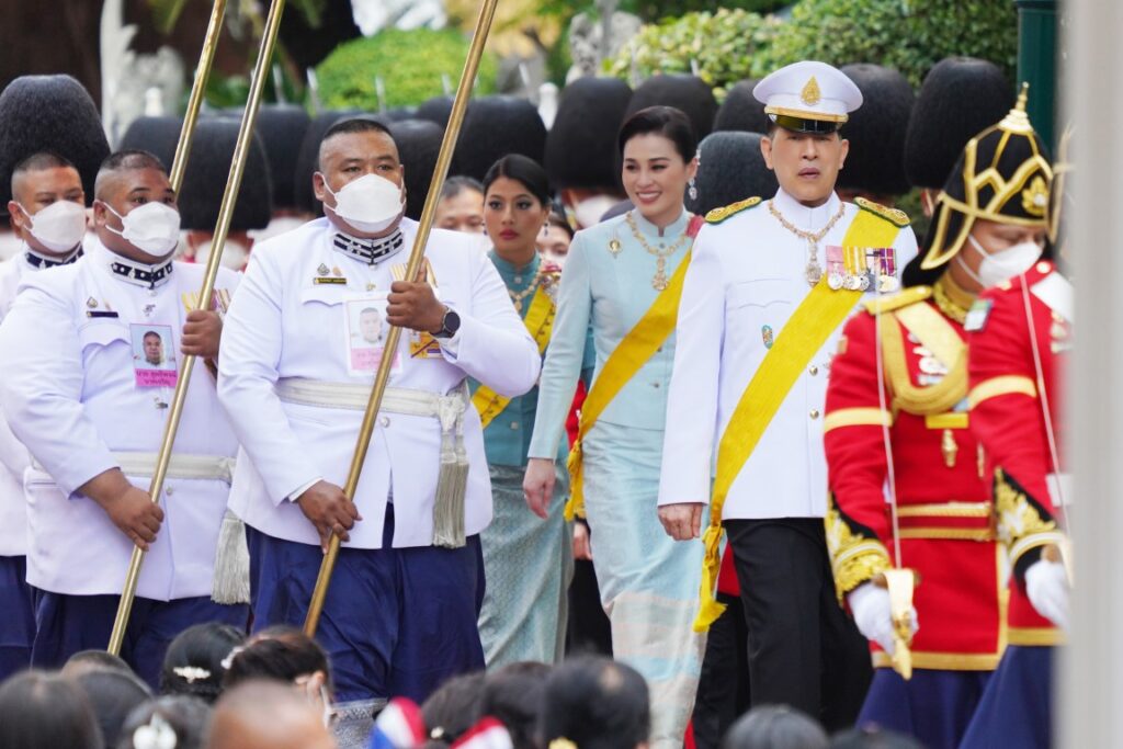 วันนี้ (12 สิงหาคม 2567) เวลา 17.50 น. พระบาทสมเด็จพระเจ้าอยู่หัว และสมเด็จพระนางเจ้า ฯ พระบรมราชินี เสด็จพระราชดำเนินพร้อมด้วยสมเด็จพระเจ้าลูกเธอ เจ้าฟ้าสิริวัณณวรี นารีรัตนราชกัญญา ไปในการพระราชพิธีเฉลิมพระชนมพรรษา สมเด็จพระนางเจ้าสิริกิติ์ พระบรมราชินีนาถ พระบรมราชชนนีพันปีหลวง พุทธศักราช 2567 ณ พระอุโบสถวัดพระศรีรัตนศาสดาราม และพระที่นั่งอมรินทรวินิจฉัย พระบรมมหาราชวัง ในโอกาสนี้ สมเด็จพระกนิษฐาธิราชเจ้า กรมสมเด็จพระเทพรัตนราชสุดา เจ้าฟ้ามหาจักรีสิรินธร มหาวชิราลงกรณวรราชภักดี สิริกิจการิณีพีรยพัฒน รัฐสีมาคุณากรปิยชาติ สยามบรมราชกุมารี เฝ้าทูลละอองธุลีพระบาทรับเสด็จ ณ พระที่นั่งอมรินทรวินิจฉัย