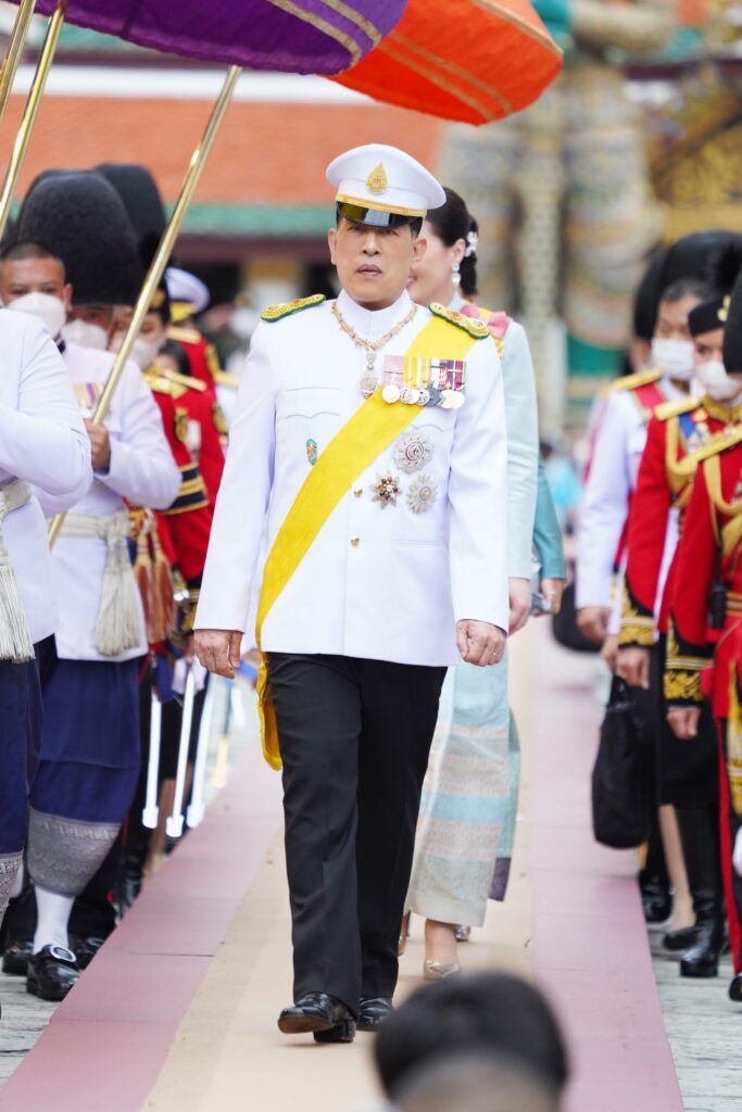 วันนี้ (12 สิงหาคม 2567) เวลา 17.50 น. พระบาทสมเด็จพระเจ้าอยู่หัว และสมเด็จพระนางเจ้า ฯ พระบรมราชินี เสด็จพระราชดำเนินพร้อมด้วยสมเด็จพระเจ้าลูกเธอ เจ้าฟ้าสิริวัณณวรี นารีรัตนราชกัญญา ไปในการพระราชพิธีเฉลิมพระชนมพรรษา สมเด็จพระนางเจ้าสิริกิติ์ พระบรมราชินีนาถ พระบรมราชชนนีพันปีหลวง พุทธศักราช 2567 ณ พระอุโบสถวัดพระศรีรัตนศาสดาราม และพระที่นั่งอมรินทรวินิจฉัย พระบรมมหาราชวัง ในโอกาสนี้ สมเด็จพระกนิษฐาธิราชเจ้า กรมสมเด็จพระเทพรัตนราชสุดา เจ้าฟ้ามหาจักรีสิรินธร มหาวชิราลงกรณวรราชภักดี สิริกิจการิณีพีรยพัฒน รัฐสีมาคุณากรปิยชาติ สยามบรมราชกุมารี เฝ้าทูลละอองธุลีพระบาทรับเสด็จ ณ พระที่นั่งอมรินทรวินิจฉัย