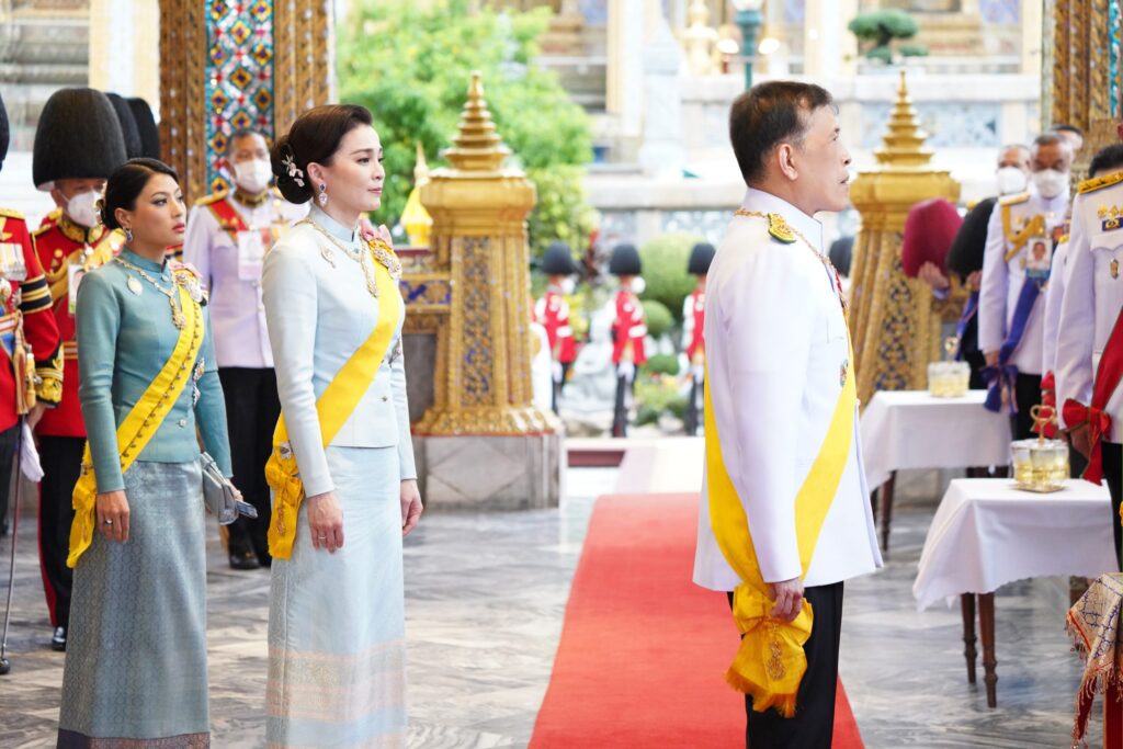 วันนี้ (12 สิงหาคม 2567) เวลา 17.50 น. พระบาทสมเด็จพระเจ้าอยู่หัว และสมเด็จพระนางเจ้า ฯ พระบรมราชินี เสด็จพระราชดำเนินพร้อมด้วยสมเด็จพระเจ้าลูกเธอ เจ้าฟ้าสิริวัณณวรี นารีรัตนราชกัญญา ไปในการพระราชพิธีเฉลิมพระชนมพรรษา สมเด็จพระนางเจ้าสิริกิติ์ พระบรมราชินีนาถ พระบรมราชชนนีพันปีหลวง พุทธศักราช 2567 ณ พระอุโบสถวัดพระศรีรัตนศาสดาราม และพระที่นั่งอมรินทรวินิจฉัย พระบรมมหาราชวัง ในโอกาสนี้ สมเด็จพระกนิษฐาธิราชเจ้า กรมสมเด็จพระเทพรัตนราชสุดา เจ้าฟ้ามหาจักรีสิรินธร มหาวชิราลงกรณวรราชภักดี สิริกิจการิณีพีรยพัฒน รัฐสีมาคุณากรปิยชาติ สยามบรมราชกุมารี เฝ้าทูลละอองธุลีพระบาทรับเสด็จ ณ พระที่นั่งอมรินทรวินิจฉัย