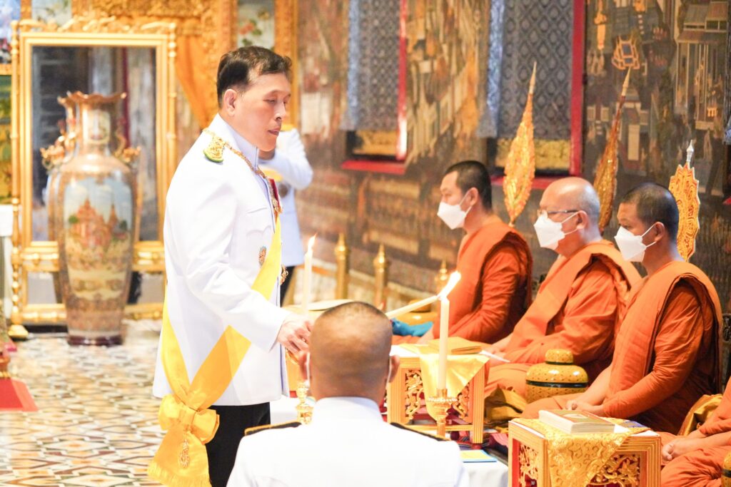 วันนี้ (12 สิงหาคม 2567) เวลา 17.50 น. พระบาทสมเด็จพระเจ้าอยู่หัว และสมเด็จพระนางเจ้า ฯ พระบรมราชินี เสด็จพระราชดำเนินพร้อมด้วยสมเด็จพระเจ้าลูกเธอ เจ้าฟ้าสิริวัณณวรี นารีรัตนราชกัญญา ไปในการพระราชพิธีเฉลิมพระชนมพรรษา สมเด็จพระนางเจ้าสิริกิติ์ พระบรมราชินีนาถ พระบรมราชชนนีพันปีหลวง พุทธศักราช 2567 ณ พระอุโบสถวัดพระศรีรัตนศาสดาราม และพระที่นั่งอมรินทรวินิจฉัย พระบรมมหาราชวัง ในโอกาสนี้ สมเด็จพระกนิษฐาธิราชเจ้า กรมสมเด็จพระเทพรัตนราชสุดา เจ้าฟ้ามหาจักรีสิรินธร มหาวชิราลงกรณวรราชภักดี สิริกิจการิณีพีรยพัฒน รัฐสีมาคุณากรปิยชาติ สยามบรมราชกุมารี เฝ้าทูลละอองธุลีพระบาทรับเสด็จ ณ พระที่นั่งอมรินทรวินิจฉัย