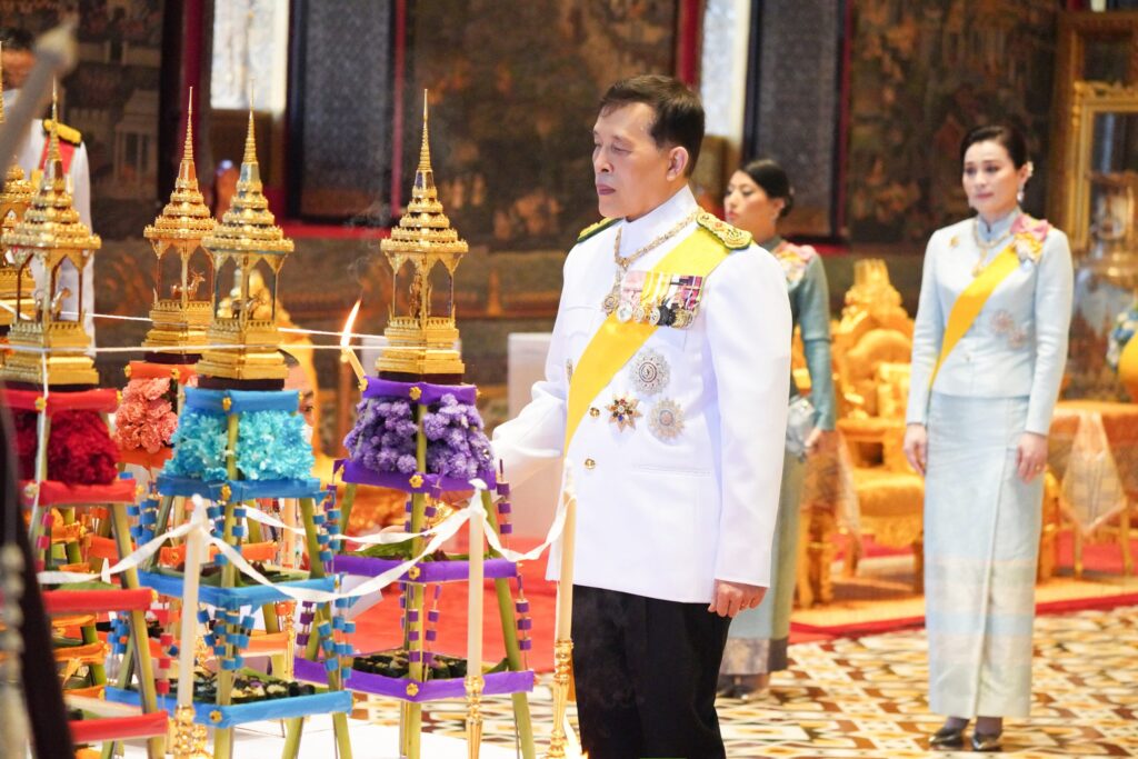 วันนี้ (12 สิงหาคม 2567) เวลา 17.50 น. พระบาทสมเด็จพระเจ้าอยู่หัว และสมเด็จพระนางเจ้า ฯ พระบรมราชินี เสด็จพระราชดำเนินพร้อมด้วยสมเด็จพระเจ้าลูกเธอ เจ้าฟ้าสิริวัณณวรี นารีรัตนราชกัญญา ไปในการพระราชพิธีเฉลิมพระชนมพรรษา สมเด็จพระนางเจ้าสิริกิติ์ พระบรมราชินีนาถ พระบรมราชชนนีพันปีหลวง พุทธศักราช 2567 ณ พระอุโบสถวัดพระศรีรัตนศาสดาราม และพระที่นั่งอมรินทรวินิจฉัย พระบรมมหาราชวัง ในโอกาสนี้ สมเด็จพระกนิษฐาธิราชเจ้า กรมสมเด็จพระเทพรัตนราชสุดา เจ้าฟ้ามหาจักรีสิรินธร มหาวชิราลงกรณวรราชภักดี สิริกิจการิณีพีรยพัฒน รัฐสีมาคุณากรปิยชาติ สยามบรมราชกุมารี เฝ้าทูลละอองธุลีพระบาทรับเสด็จ ณ พระที่นั่งอมรินทรวินิจฉัย