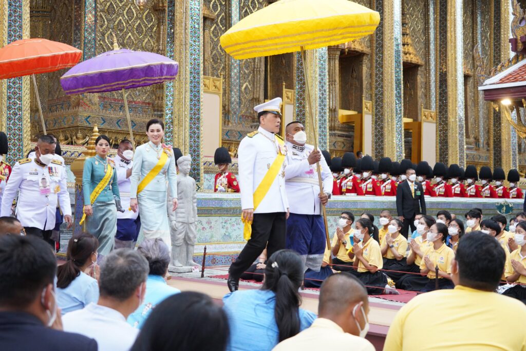 วันนี้ (12 สิงหาคม 2567) เวลา 17.50 น. พระบาทสมเด็จพระเจ้าอยู่หัว และสมเด็จพระนางเจ้า ฯ พระบรมราชินี เสด็จพระราชดำเนินพร้อมด้วยสมเด็จพระเจ้าลูกเธอ เจ้าฟ้าสิริวัณณวรี นารีรัตนราชกัญญา ไปในการพระราชพิธีเฉลิมพระชนมพรรษา สมเด็จพระนางเจ้าสิริกิติ์ พระบรมราชินีนาถ พระบรมราชชนนีพันปีหลวง พุทธศักราช 2567 ณ พระอุโบสถวัดพระศรีรัตนศาสดาราม และพระที่นั่งอมรินทรวินิจฉัย พระบรมมหาราชวัง ในโอกาสนี้ สมเด็จพระกนิษฐาธิราชเจ้า กรมสมเด็จพระเทพรัตนราชสุดา เจ้าฟ้ามหาจักรีสิรินธร มหาวชิราลงกรณวรราชภักดี สิริกิจการิณีพีรยพัฒน รัฐสีมาคุณากรปิยชาติ สยามบรมราชกุมารี เฝ้าทูลละอองธุลีพระบาทรับเสด็จ ณ พระที่นั่งอมรินทรวินิจฉัย