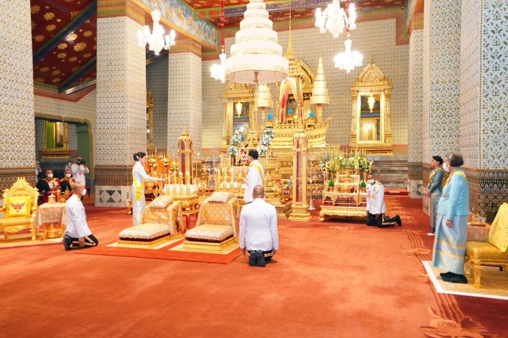วันนี้ (12 สิงหาคม 2567) เวลา 17.50 น. พระบาทสมเด็จพระเจ้าอยู่หัว และสมเด็จพระนางเจ้า ฯ พระบรมราชินี เสด็จพระราชดำเนินพร้อมด้วยสมเด็จพระเจ้าลูกเธอ เจ้าฟ้าสิริวัณณวรี นารีรัตนราชกัญญา ไปในการพระราชพิธีเฉลิมพระชนมพรรษา สมเด็จพระนางเจ้าสิริกิติ์ พระบรมราชินีนาถ พระบรมราชชนนีพันปีหลวง พุทธศักราช 2567 ณ พระอุโบสถวัดพระศรีรัตนศาสดาราม และพระที่นั่งอมรินทรวินิจฉัย พระบรมมหาราชวัง ในโอกาสนี้ สมเด็จพระกนิษฐาธิราชเจ้า กรมสมเด็จพระเทพรัตนราชสุดา เจ้าฟ้ามหาจักรีสิรินธร มหาวชิราลงกรณวรราชภักดี สิริกิจการิณีพีรยพัฒน รัฐสีมาคุณากรปิยชาติ สยามบรมราชกุมารี เฝ้าทูลละอองธุลีพระบาทรับเสด็จ ณ พระที่นั่งอมรินทรวินิจฉัย