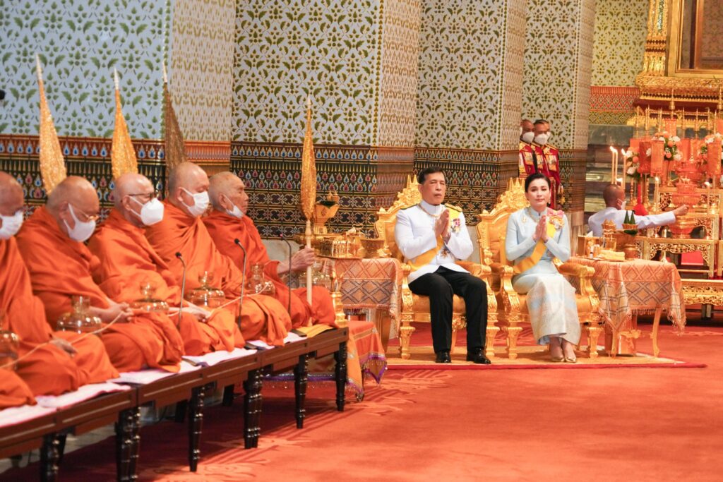 วันนี้ (12 สิงหาคม 2567) เวลา 17.50 น. พระบาทสมเด็จพระเจ้าอยู่หัว และสมเด็จพระนางเจ้า ฯ พระบรมราชินี เสด็จพระราชดำเนินพร้อมด้วยสมเด็จพระเจ้าลูกเธอ เจ้าฟ้าสิริวัณณวรี นารีรัตนราชกัญญา ไปในการพระราชพิธีเฉลิมพระชนมพรรษา สมเด็จพระนางเจ้าสิริกิติ์ พระบรมราชินีนาถ พระบรมราชชนนีพันปีหลวง พุทธศักราช 2567 ณ พระอุโบสถวัดพระศรีรัตนศาสดาราม และพระที่นั่งอมรินทรวินิจฉัย พระบรมมหาราชวัง ในโอกาสนี้ สมเด็จพระกนิษฐาธิราชเจ้า กรมสมเด็จพระเทพรัตนราชสุดา เจ้าฟ้ามหาจักรีสิรินธร มหาวชิราลงกรณวรราชภักดี สิริกิจการิณีพีรยพัฒน รัฐสีมาคุณากรปิยชาติ สยามบรมราชกุมารี เฝ้าทูลละอองธุลีพระบาทรับเสด็จ ณ พระที่นั่งอมรินทรวินิจฉัย